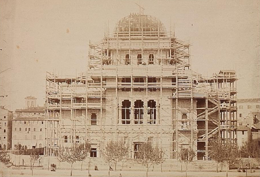 turn of the 20th century photo of the great synagogue under construction